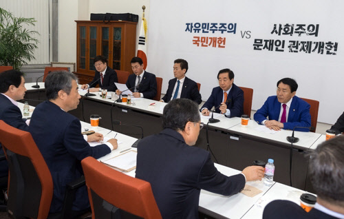 김성태 한국당 원내대표와 당 소속 국회 헌정특위 위원들이 15일 국회에서 당 개헌안 일정과 방식 등에 대해 간담회를 하고 있다. /연합뉴스